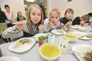 Сколько стоит обед для детей в школе в москве