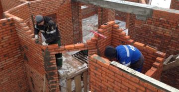 Сколько этажей можно строить из кирпича
